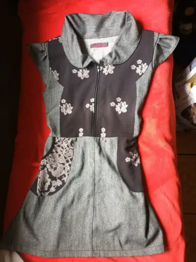 Vestido gris con bordados florales - miniatura 1