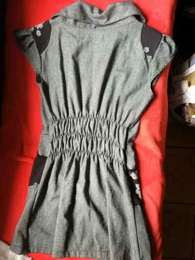 Vestido gris con bordados florales - miniatura 2