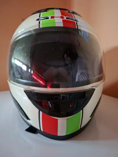 Casco de moto con diseño italiano - miniatura 1