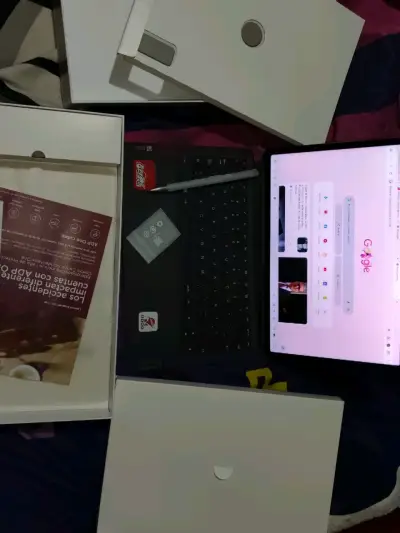 Tablet Lenovo con teclado y caja - miniatura 1
