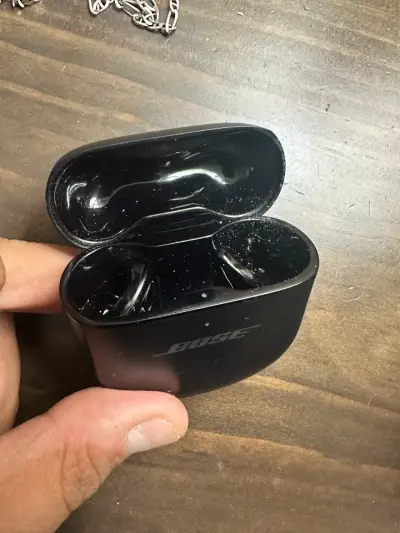 Estuche audífonos Bose negro Quietcomfort Ultra - miniatura 1