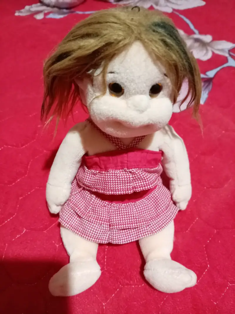Muñeca de peluche con vestido rojo - 2