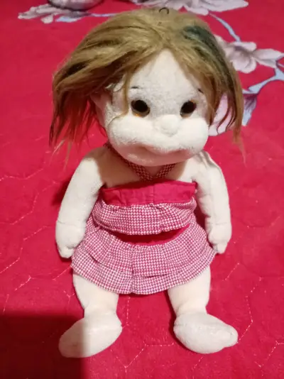 Muñeca de peluche con vestido rojo - miniatura 2