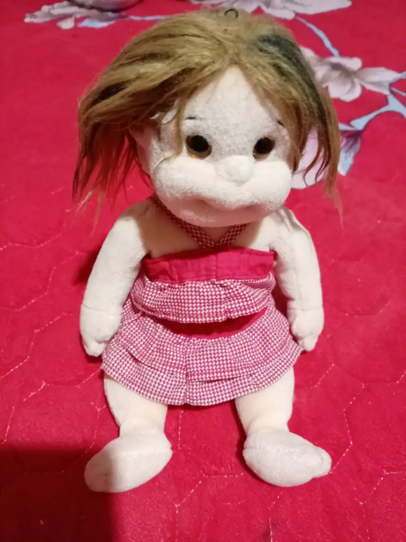 Muñeca de peluche con vestido rojo - 3