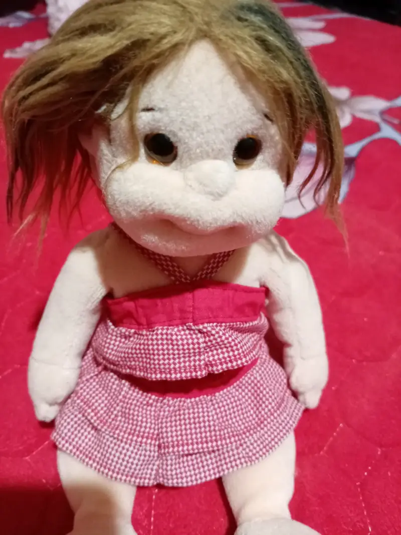 Muñeca de peluche con vestido rojo - 4
