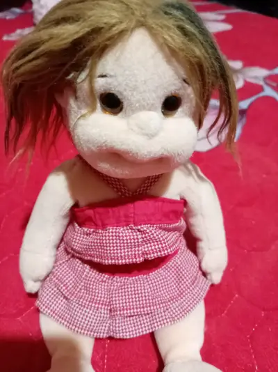 Muñeca de peluche con vestido rojo - miniatura 4
