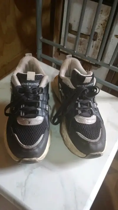 Zapatillas Louis Vuitton negras - miniatura 1