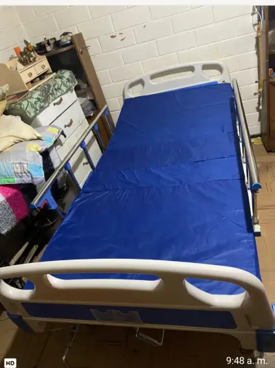 Cama hospitalaria ajustable - miniatura 1