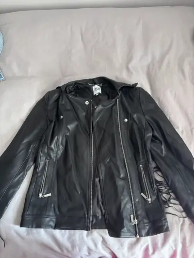 Chaqueta negra de cuero sintético - miniatura 1