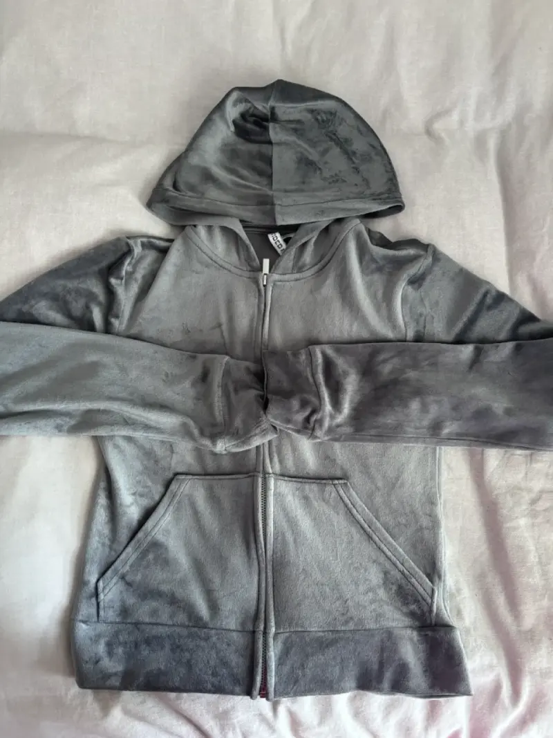 Polerón gris con capucha