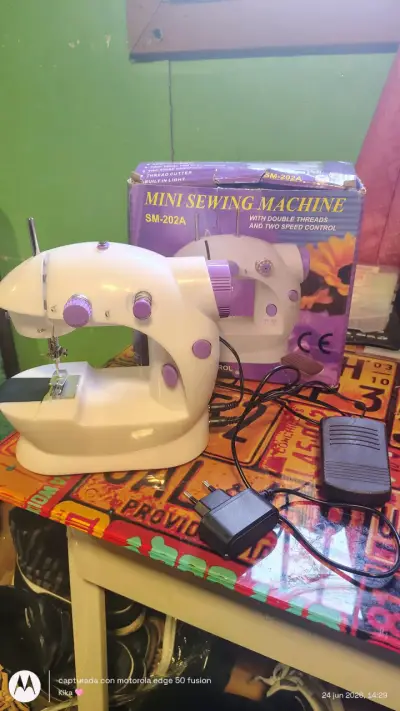 Mini máquina de coser SM-202A - miniatura 1