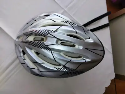 Casco de ciclismo plateado - miniatura 1