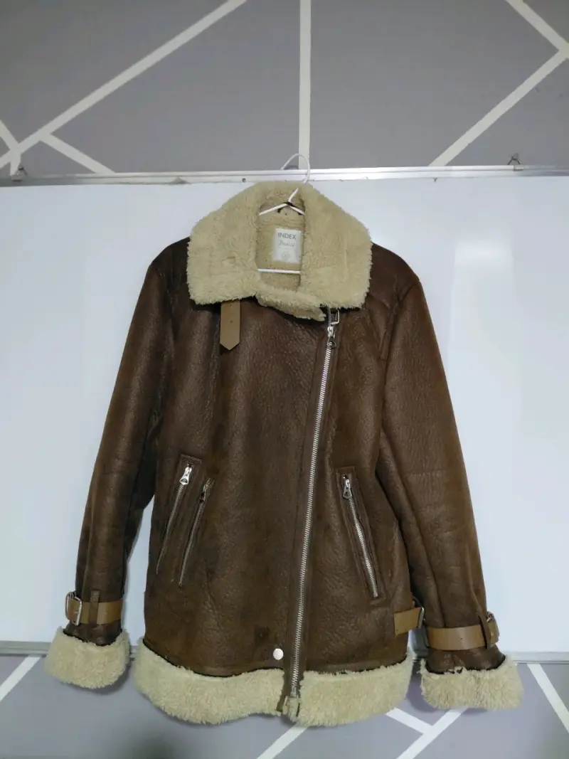 Chaqueta café con forro cálido