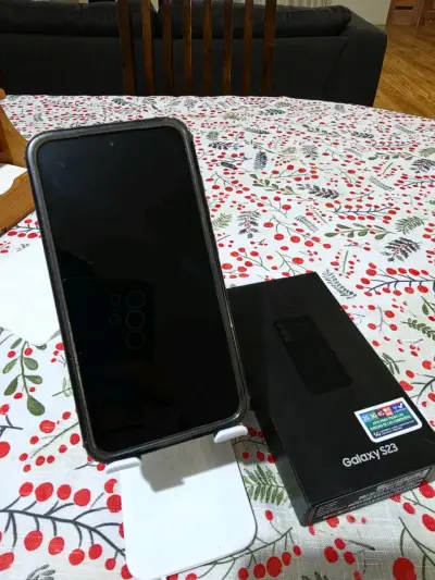 Samsung Galaxy S23 con caja - miniatura 1