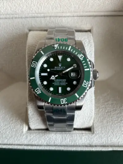 Reloj de lujo con bisel verde - miniatura 1