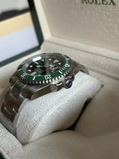 Reloj de lujo con bisel verde - miniatura 2