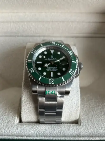 Reloj de lujo con bisel verde - miniatura 3