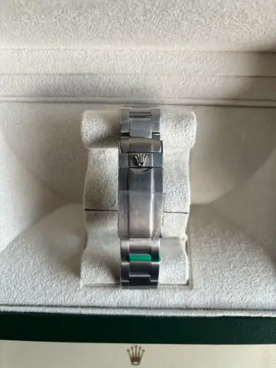 Reloj de lujo con bisel verde - miniatura 4