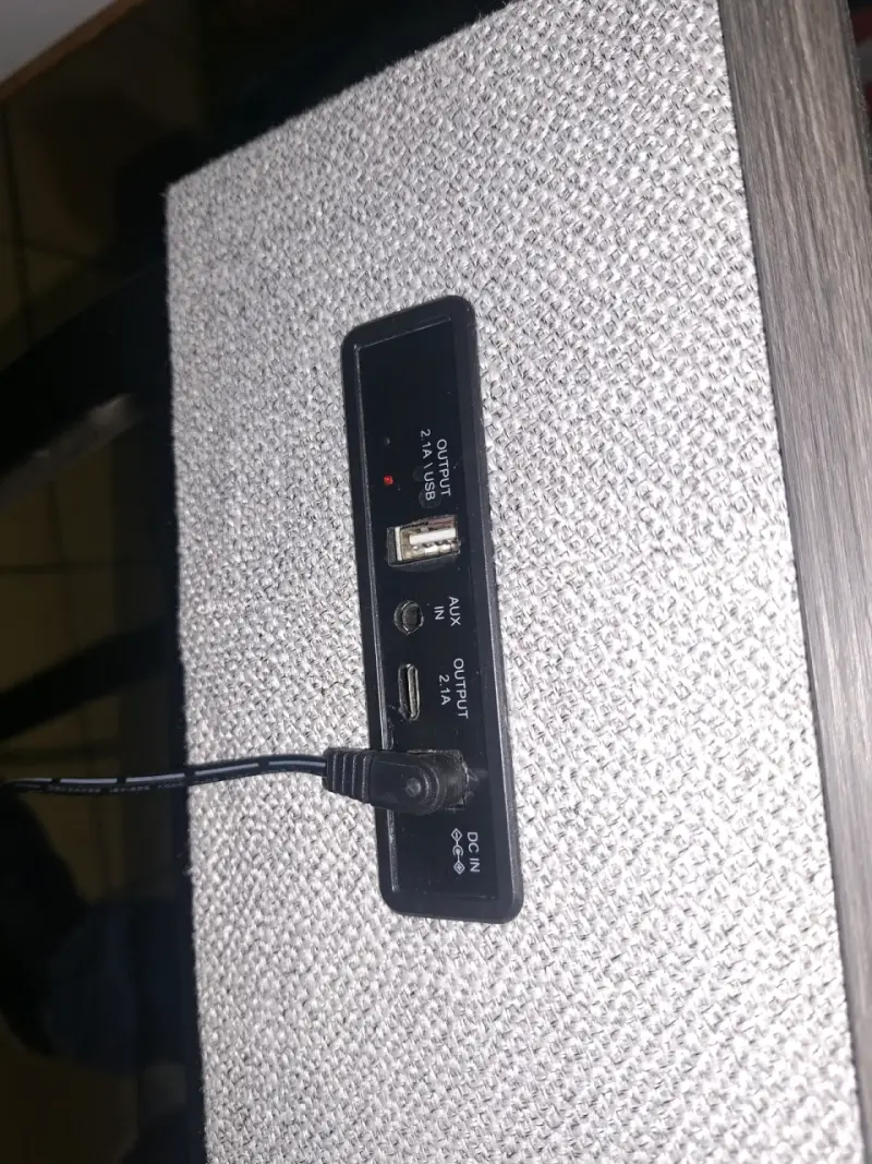 Mesa Arrimo o rack, con parlantes integrados - 4