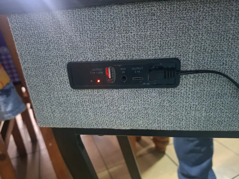 Mesa Arrimo o rack, con parlantes integrados - 5