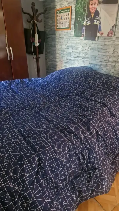 Cubre cama azul geométrico y lámpara - miniatura 1