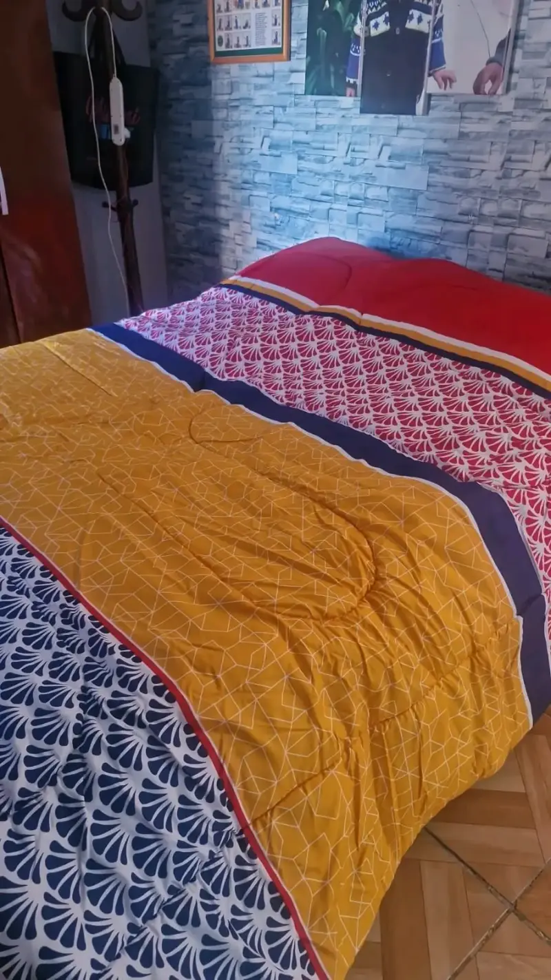 Cubre cama azul geométrico y lámpara - 2