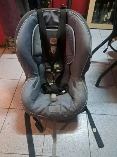 Silla de auto infantil gris - miniatura 1