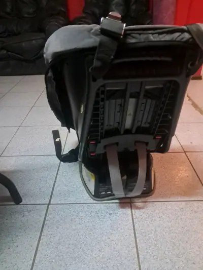 Silla de auto infantil gris - miniatura 2