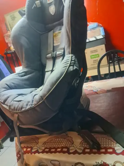 Silla de auto infantil gris - miniatura 5