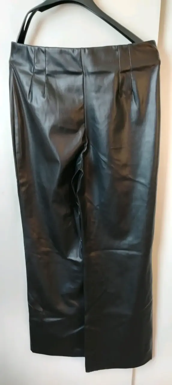 Pantalones negros de cuero sintético - 1