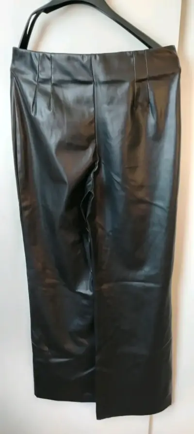 Pantalones negros de cuero sintético - miniatura 1