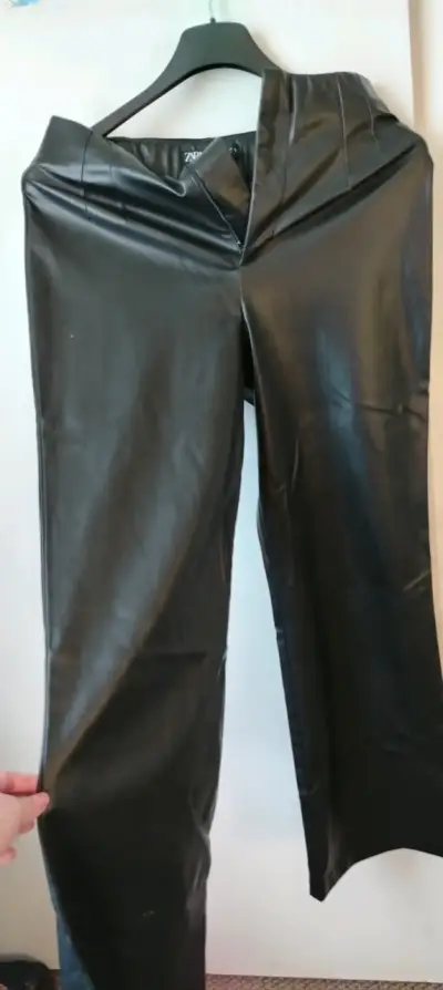 Pantalones negros de cuero sintético - miniatura 2