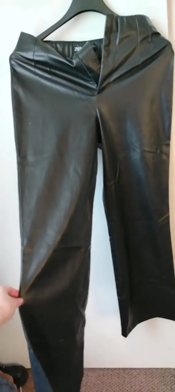 Pantalones negros de cuero sintético - 3