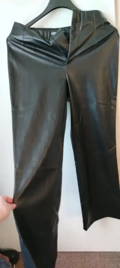 Pantalones negros de cuero sintético - miniatura 3