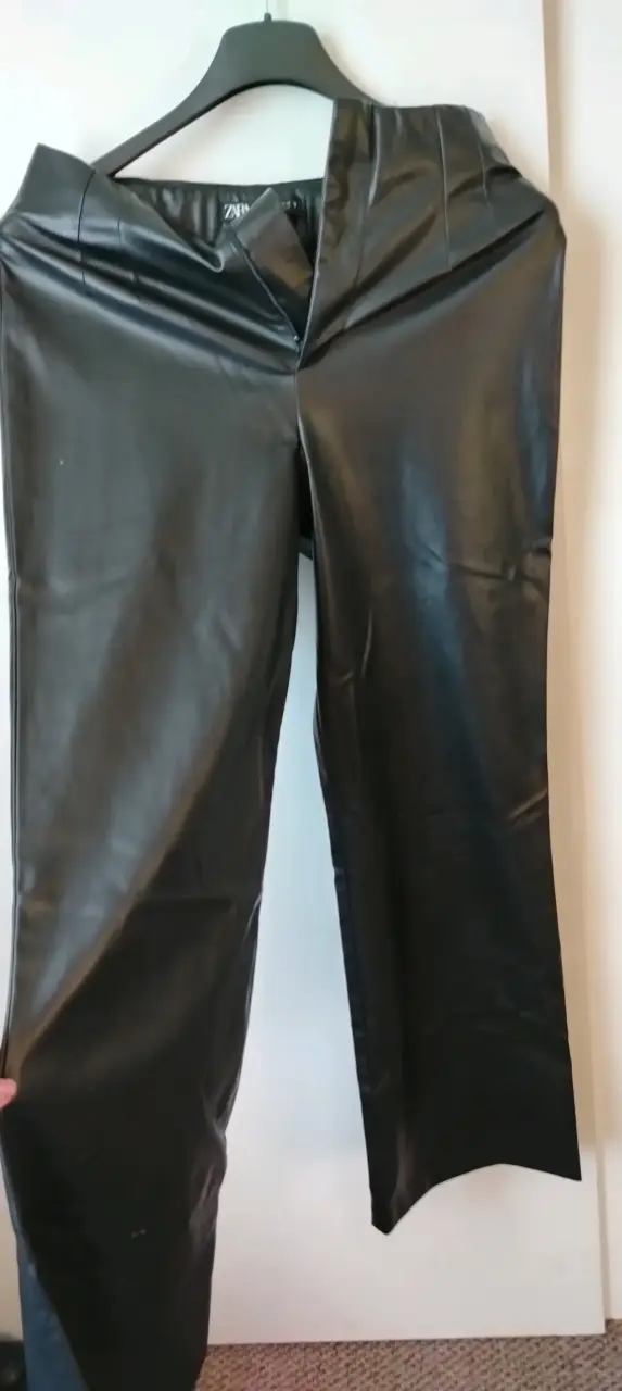 Pantalones negros de cuero sintético - 4