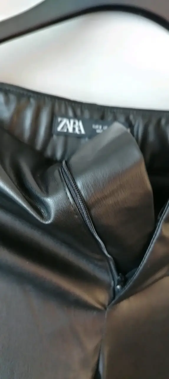 Pantalones negros de cuero sintético - 5