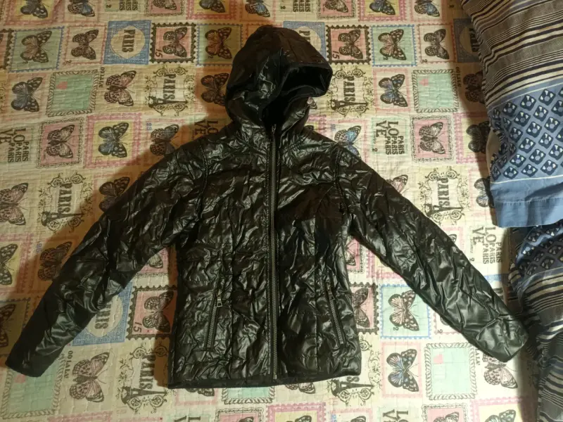 Chaqueta negra con capucha - 1