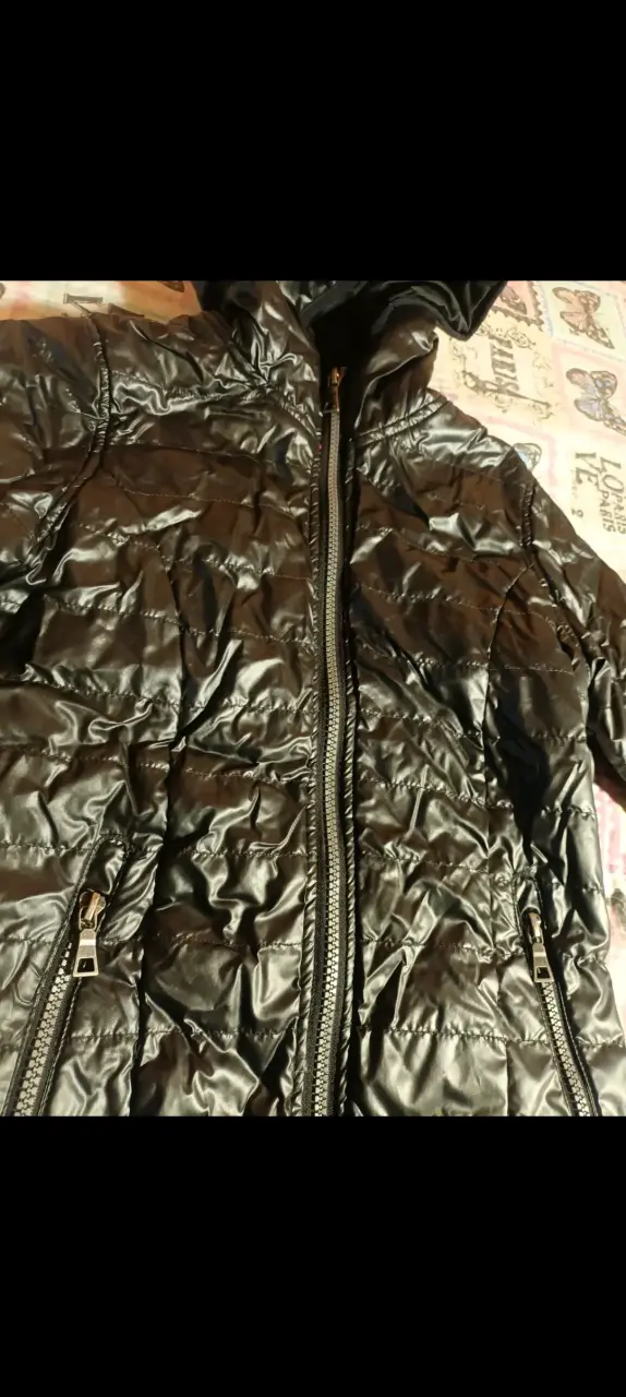 Chaqueta negra con capucha - 2
