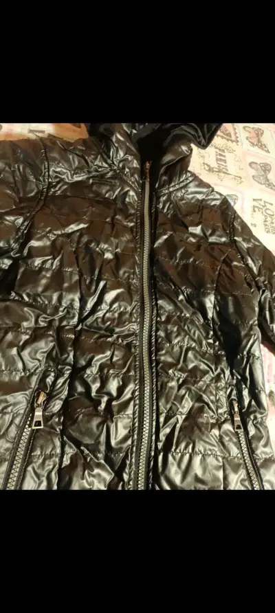 Chaqueta negra con capucha - miniatura 2