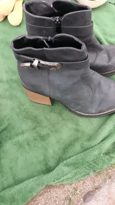 Botines negros con tacón medio - miniatura 1