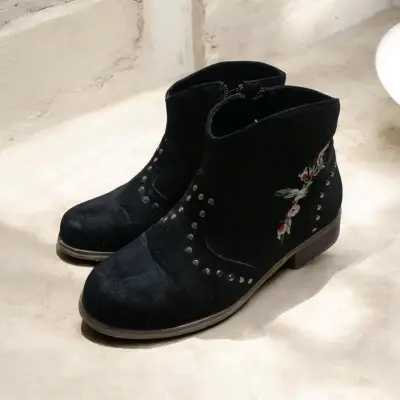Botines negros bordados - miniatura 1