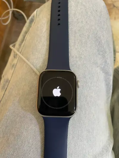 Apple Watch con correa azul - miniatura 5