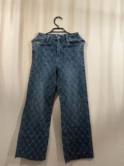 Jeans azul con brillantes remachados talla S - miniatura 1