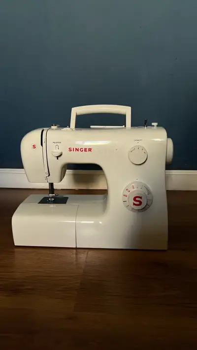 Máquina de coser Singer blanca - miniatura 1