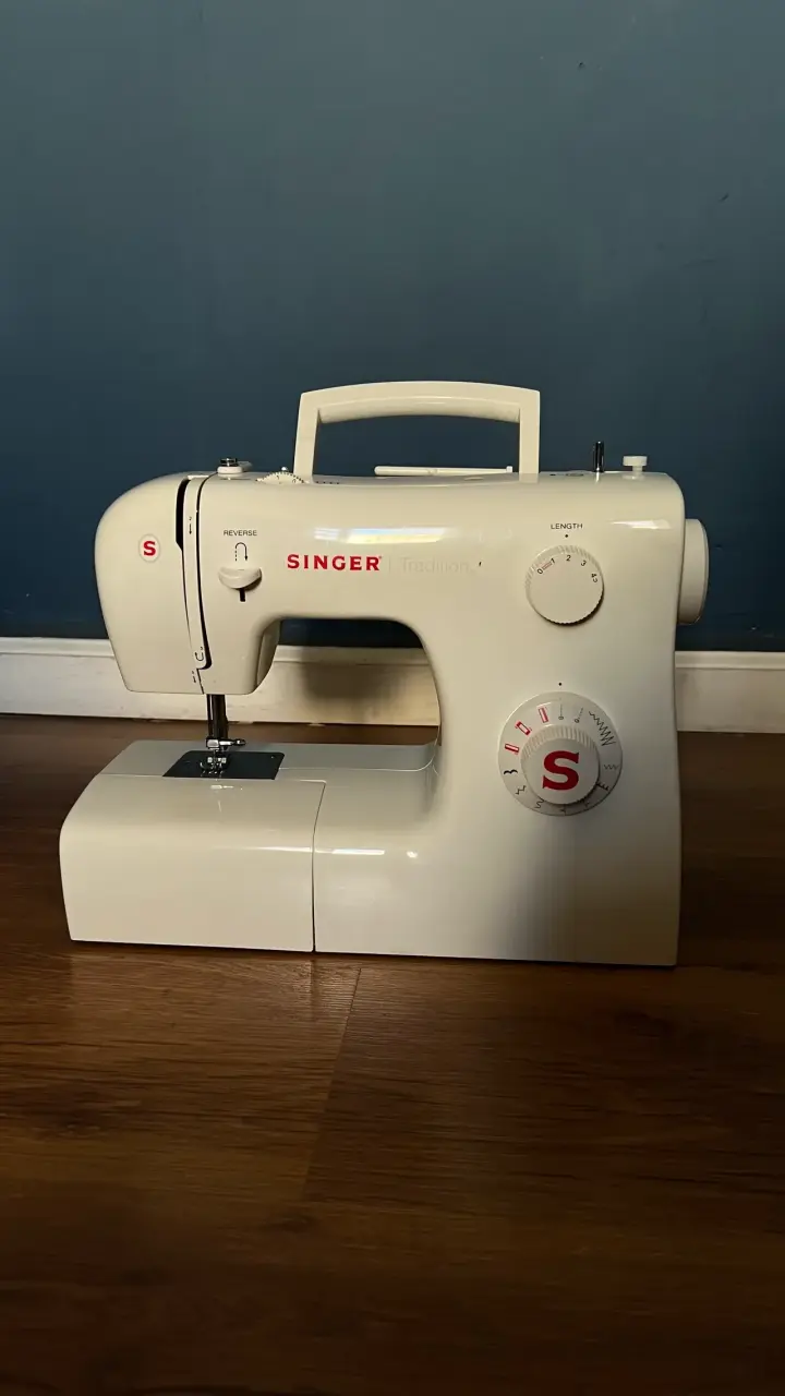 Máquina de coser Singer blanca - 2