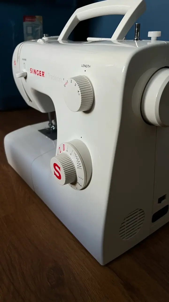 Máquina de coser Singer blanca - 4