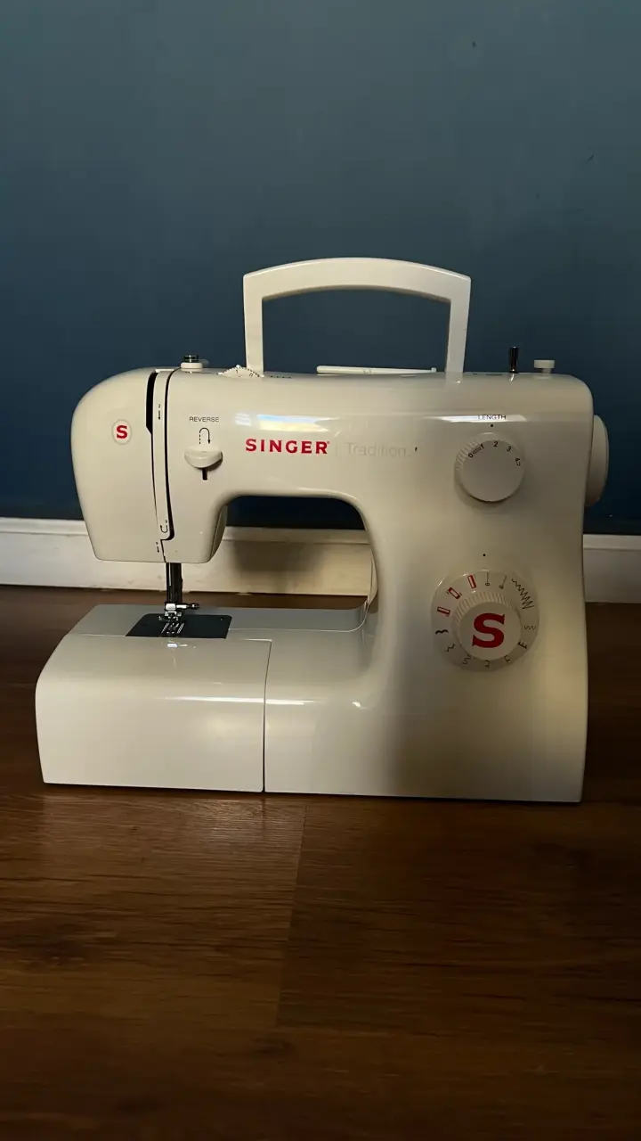 Máquina de coser Singer blanca - 5