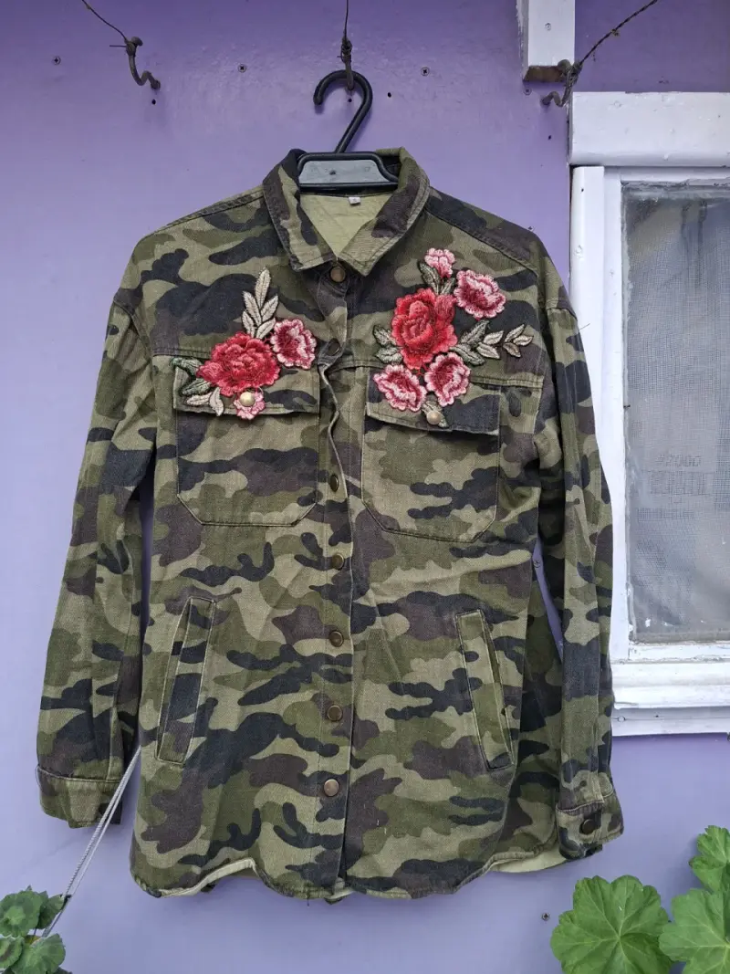 Chaqueta camuflaje con flores bordadas