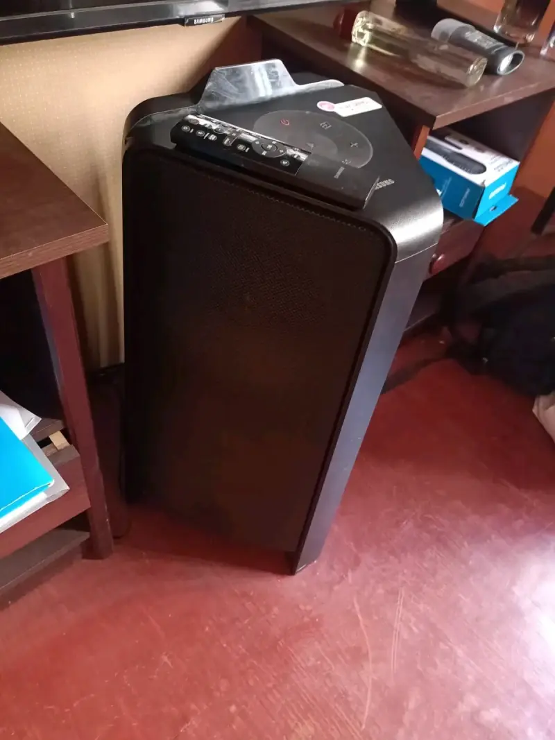 Parlante de torre Samsung T50 - 1