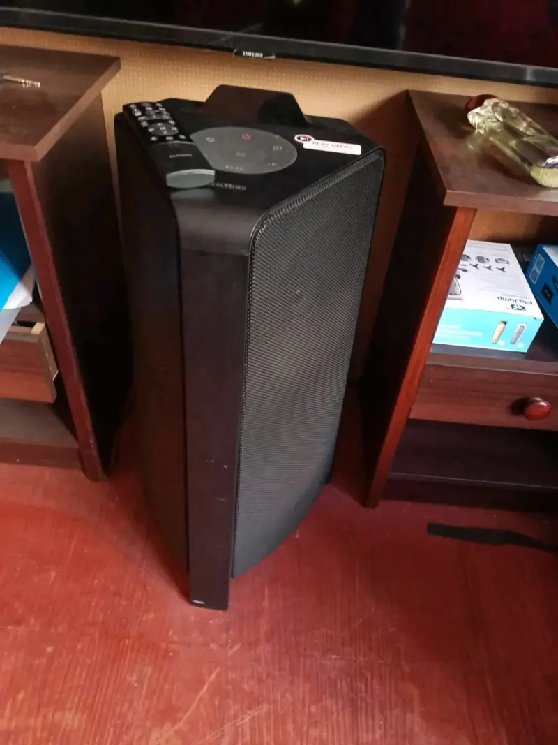Parlante de torre Samsung T50 - 2